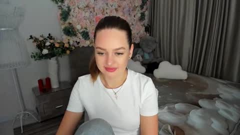 Snapshot of miraclecurly chatting on October 15, 2025, 7:14 pm Emma online show from October 15, 2025, 7:14 pm