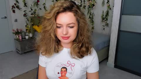 Snapshot of miraclecurly chatting on October 24, 2025, 4:14 pm Emma online show from October 24, 2025, 4:14 pm