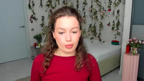 Snapshot of miraclecurly chatting on April 5, 2026, 10:01 am Emma online show from April 5, 2026, 10:01 am