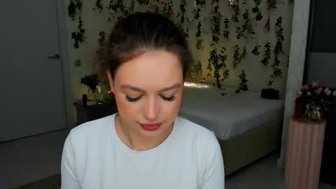 Snapshot of miraclecurly chatting on April 8, 2026, 10:04 am Emma online show from April 8, 2026, 10:04 am