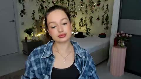 Snapshot of miraclecurly chatting on April 11, 2026, 10:08 am Emma online show from April 11, 2026, 10:08 am