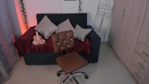 Snapshot of mishelkrave_ chatting on October 10, 2025, 12:20 am KRAVE online show from October 10, 2025, 12:20 am