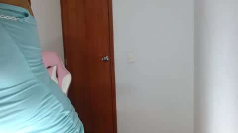 Snapshot of mishka__ chatting on December 7, 2024, 1:03 am Mishka online show from December 7, 2024, 1:03 am