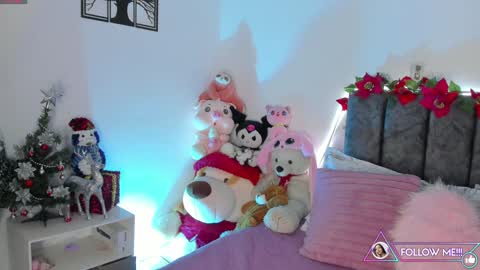 Snapshot of miss_brunette_ chatting on December 10, 2024, 11:30 pm lucy 3 online show from December 10, 2024, 11:30 pm