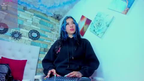 miss_evans_ online show from October 7, 2025, 5:59 am