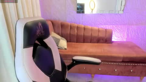 Isabella online show from May 13, 2026, 12:02 pm