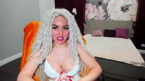 Snapshot of miss_kiten chatting on September 17, 2025, 10:33 pm miss_kiten online show from September 17, 2025, 10:33 pm