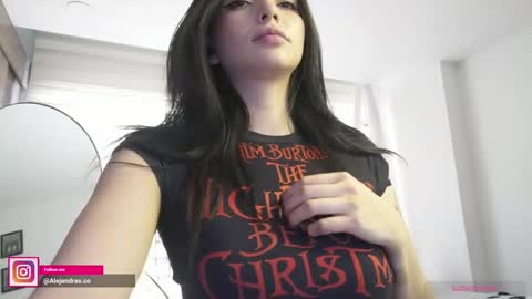 Snapshot of miss_meii chatting on April 29, 2026, 9:43 pm Alejandra online show from April 29, 2026, 9:43 pm