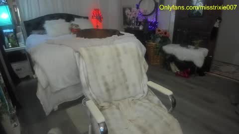 Snapshot of miss_trixie chatting on October 31, 2025, 8:43 pm Trixie007 online show from October 31, 2025, 8:43 pm