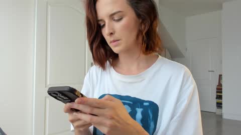 Alexandra Thorn online show from March 17, 2026, 10:29 am