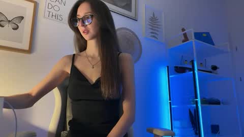 misslalii online show from February 24, 2026, 1:53 pm