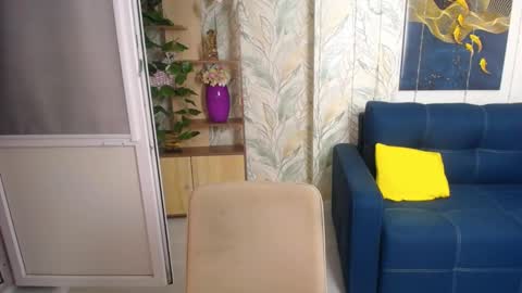 MissLaura online show from November 19, 2025, 7:08 am