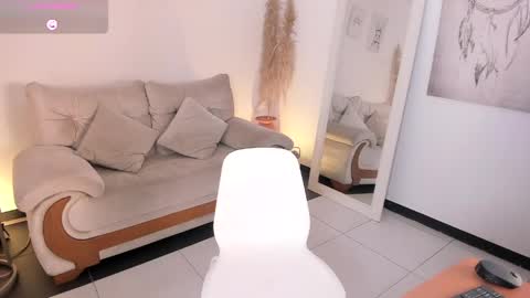Linda  online show from April 23, 2026, 8:44 pm