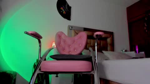 Snapshot of misslucye_robbie chatting on December 14, 2024, 1:39 am Lucye Robbie online show from December 14, 2024, 1:39 am