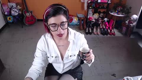 Miss Mia online show from December 17, 2024, 4:32 pm