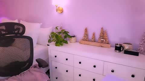 Mina online show from February 13, 2026, 4:41 am