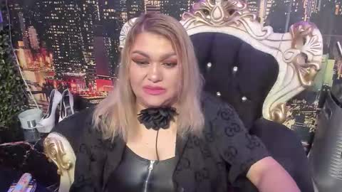 QueenT online show from November 2, 2025, 11:29 pm