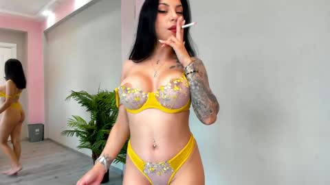 Sienna online show from May 21, 2026, 5:25 am