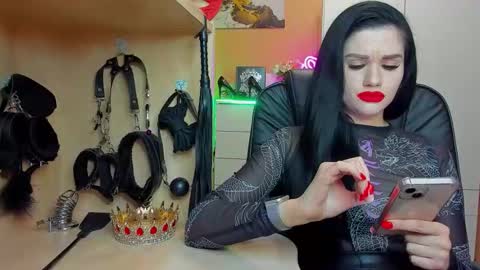 Snapshot of mistress_kristi chatting on October 1, 2025, 7:09 pm Mistress Kristi online show from October 1, 2025, 7:09 pm