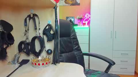 Snapshot of mistress_kristi chatting on October 2, 2025, 9:00 pm Mistress Kristi online show from October 2, 2025, 9:00 pm