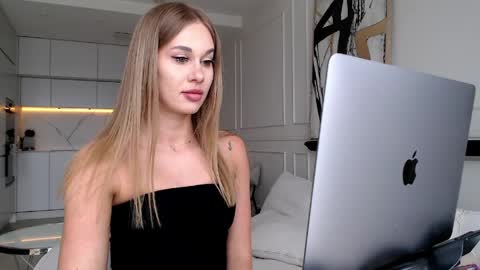 mistressuniverse online show from May 13, 2026, 11:18 am