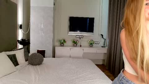 Mila online show from June 26, 2026, 4:06 am