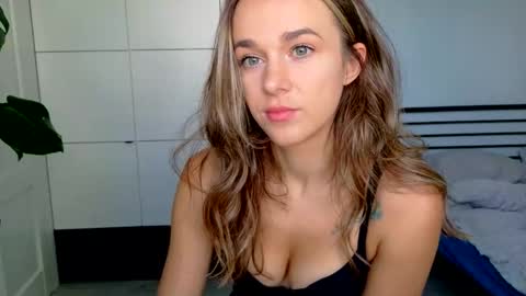 mmminnie online show from September 25, 2025, 10:08 am