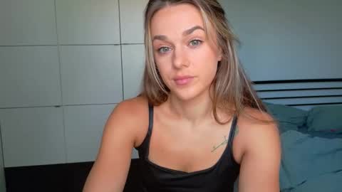 mmminnie online show from October 7, 2025, 1:30 pm