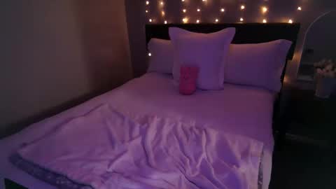 Snapshot of mmmmmwah chatting on February 28, 2026, 11:17 pm Angel online show from February 28, 2026, 11:17 pm