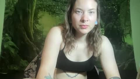 Snapshot of mo0n_goddess chatting on April 4, 2026, 3:27 am Misty online show from April 4, 2026, 3:27 am