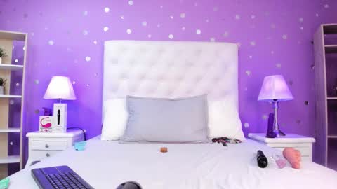 Snapshot of models_sophia chatting on October 18, 2025, 7:25 pm Sophia  online show from October 18, 2025, 7:25 pm