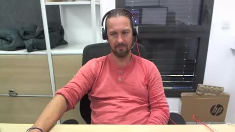 Snapshot of moi9876543210 chatting on October 17, 2025, 3:14 pm Julien online show from October 17, 2025, 3:14 pm