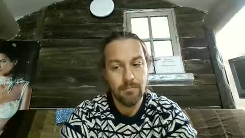 Snapshot of moi9876543210 chatting on November 7, 2025, 9:09 am Julien online show from November 7, 2025, 9:09 am