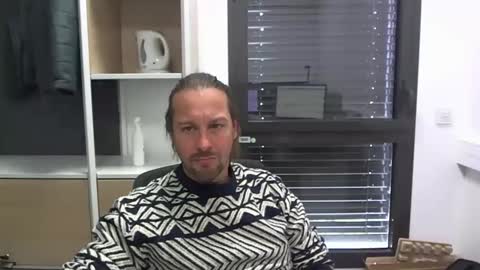 Snapshot of moi9876543210 chatting on November 25, 2025, 11:32 am Julien online show from November 25, 2025, 11:32 am