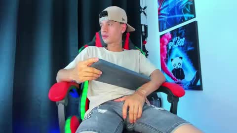 Snapshot of moises_23cm chatting on January 12, 2025, 4:50 pm moises_23cm online show from January 12, 2025, 4:50 pm