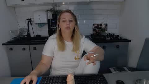 Snapshot of mojjo_erika chatting on September 25, 2025, 7:23 am erika online show from September 25, 2025, 7:23 am