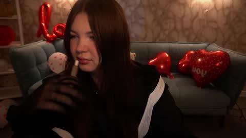 Snapshot of molinmoon chatting on February 16, 2026, 8:27 pm Rosa online show from February 16, 2026, 8:27 pm