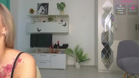 molliblum online show from May 8, 2026, 2:22 pm