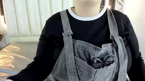 Snapshot of molliebue1 chatting on September 19, 2025, 12:28 pm Hey Guys  Im Mollie online show from September 19, 2025, 12:28 pm