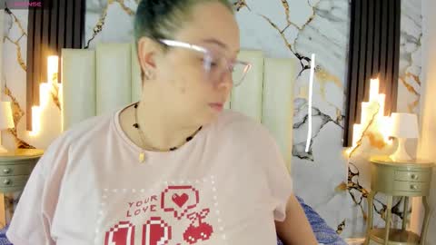 Snapshot of molliebue1 chatting on September 27, 2025, 12:32 pm Hey Guys  Im Mollie online show from September 27, 2025, 12:32 pm