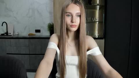 Snapshot of molly_555 chatting on October 27, 2025, 2:37 am Sima online show from October 27, 2025, 2:37 am