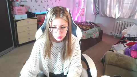Molly Prvt is open online show from March 6, 2025, 4:41 am