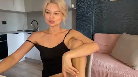 Snapshot of molly_beauti chatting on July 5, 2026, 8:43 am Molly online show from July 5, 2026, 8:43 am