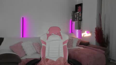 Molly online show from October 23, 2025, 6:06 pm