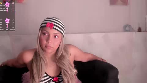 Snapshot of molly_logan chatting on October 10, 2025, 12:09 am molly_logan online show from October 10, 2025, 12:09 am