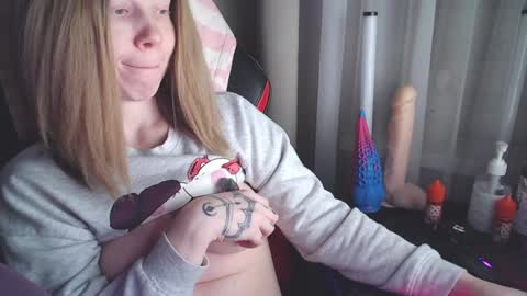 I have new photos come and see with love Molly online show from February 1, 2025, 6:08 pm