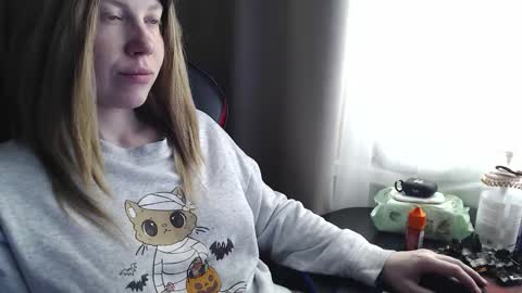 I have new photos come and see with love Molly online show from October 9, 2025, 8:56 am