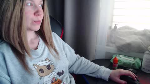 I have new photos come and see with love Molly online show from October 29, 2025, 10:06 am