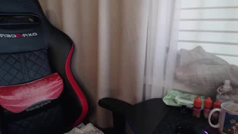 I have new photos come and see with love Molly online show from November 16, 2025, 12:33 pm