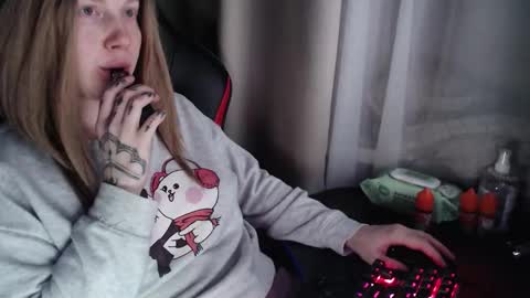 I have new photos come and see with love Molly online show from November 21, 2025, 12:32 am